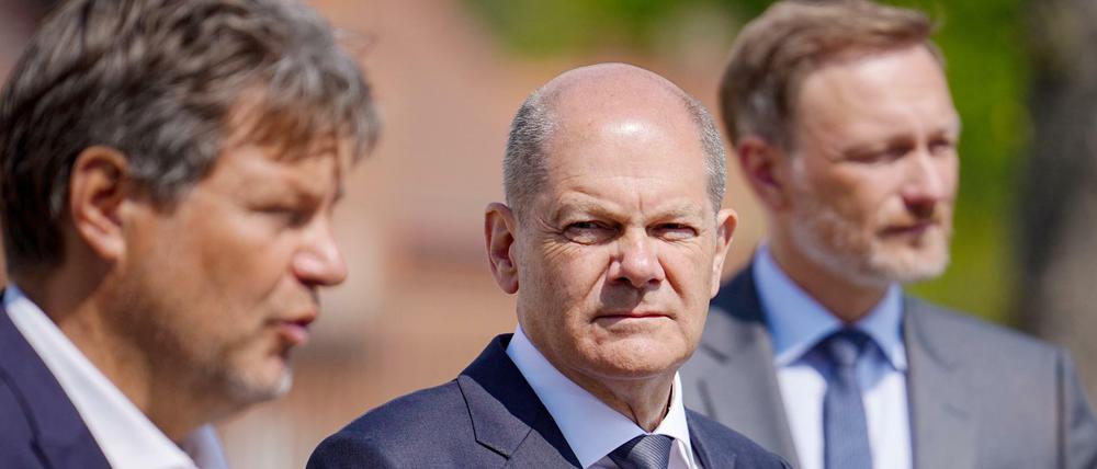 Scholz zwischen Habeck und Lindner in Meseberg im Mai.