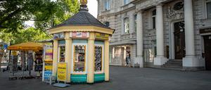 Dem kleinen Kiosk am Ku'damm verbietet das Ordnungsamt jetzt sonntags den Verkauf von Zeitungen - und Sonnenbrillen.
