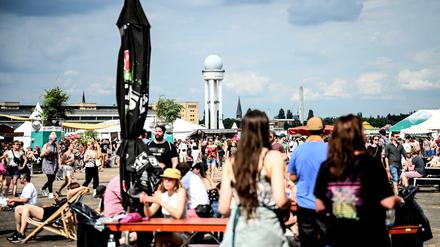Besucher beim Tempelhof-Sounds-Festival auf dem Gelände des ehemaligen Flughafens Berlin Tempelhof 2022.