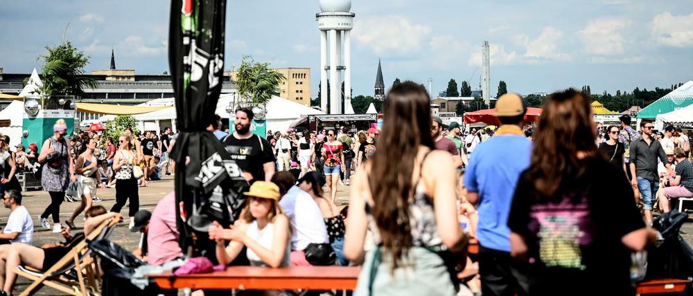 Besucher beim Tempelhof-Sounds-Festival auf dem Gelände des ehemaligen Flughafens Berlin Tempelhof 2022.