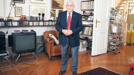 Kurt Landsberger in seiner früheren Wohnung in Berlin-Schöneberg.