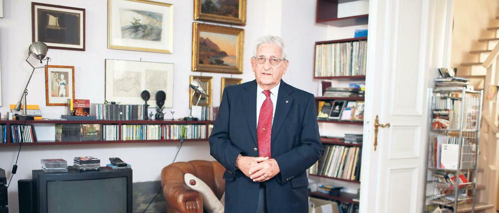 Kurt Landsberger in seiner früheren Wohnung in Berlin-Schöneberg.