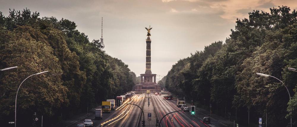 Morgenrot hinter der Straße des 17. Juni mit Siegessäule.