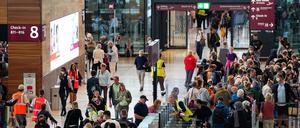 Reisende im Terminal 1 des BER 