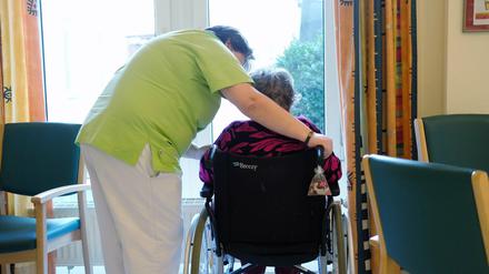 Egal, ob Mutter oder Vater. Bei Pflegebedürftigkeit sollten die Kinder mit vereinten Kräften helfen.