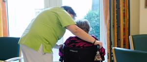 Egal, ob Mutter oder Vater. Bei Pflegebedürftigkeit sollten die Kinder mit vereinten Kräften helfen.