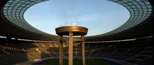 Das olympischen Feuer brennt am 18.02.2015 in Berlin im Olympiastadion. Die Entzündung des Feuers ist eine Aktion des Senats zur Olympia-Bewerbung der Stadt. Foto: Maurizio Gambarini/dpa +++(c) dpa - Bildfunk+++