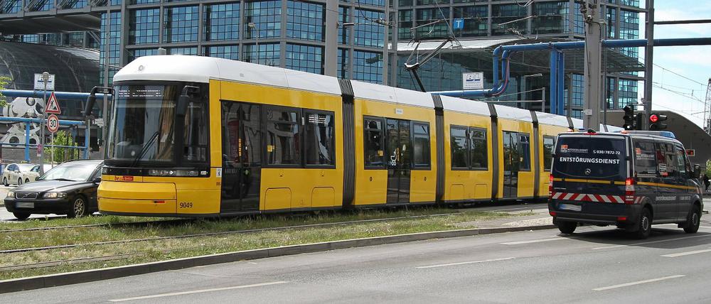 Eine Tram am Hauptbahnhof in Berlin.