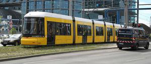 Eine Tram am Hauptbahnhof in Berlin.