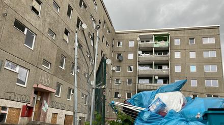 Der Plattenbau am Berliner Ostbahnhof vor dem Abriss. Der Druck auf die letzten Bewohner wächst.