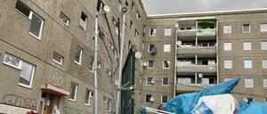 Der Plattenbau am Berliner Ostbahnhof vor dem Abriss. Der Druck auf die letzten Bewohner wächst.