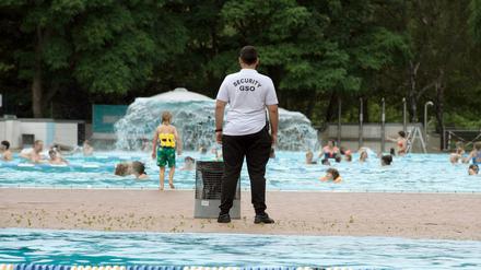 Auch verkürzte Öffnungszeiten sind kein Thema: Das Sommerbad Neukölln ist geschlossen.