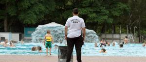 Auch verkürzte Öffnungszeiten sind kein Thema: Das Sommerbad Neukölln ist geschlossen.