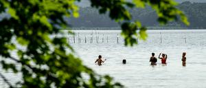 Badegäste erfrischen sich bei strahlendem Sonnenschein im Großen Müggelsee.