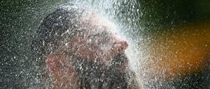 Wer kälter duscht, wird großzügiger entlohnt.