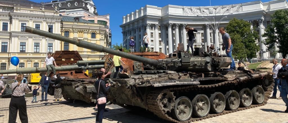 In einigen Städten sind die zerstörten russischen Panzer bereits als Kunstobjekte zu sehen. 