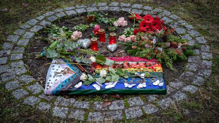 Bei dieser Aufnahme ist Ellas letzte Ruhestätte in Friedrichsfelde noch intakt.