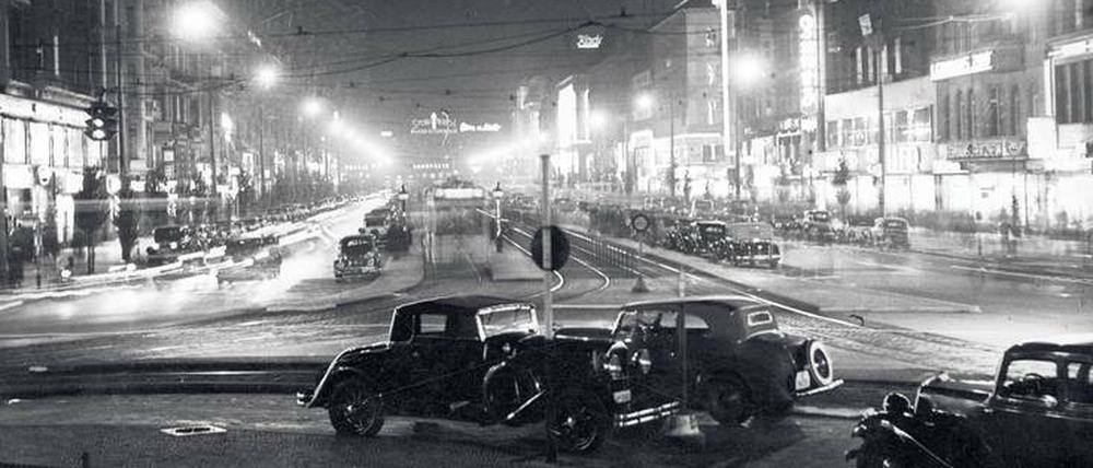 Mondäne Gegend. Der Tauentzien bei Nacht, fotografiert 1937. 