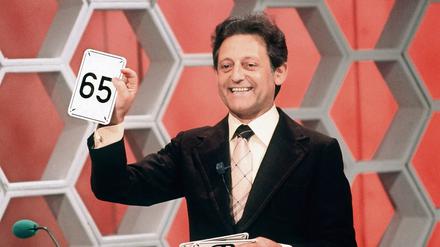 Meister der Show. Hans Rosenthal überlebte den Krieg, weil er sich verstecken konnte. Trotzdem blieb er danach in Deutschland und wurde einer der beliebtesten Fernsehmoderatoren seiner Zeit. 