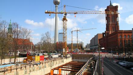 Unten durch. Der Bohrer „Bärlinde“ fräst sich seit dieser Woche wieder durch den Untergrund von Mitte, hier entsteht die neue U-Bahnlinie. Am Roten Rathaus wird gerade eine neue Station errichtet, die allerdings „Berliner Rathaus“ heißen soll.