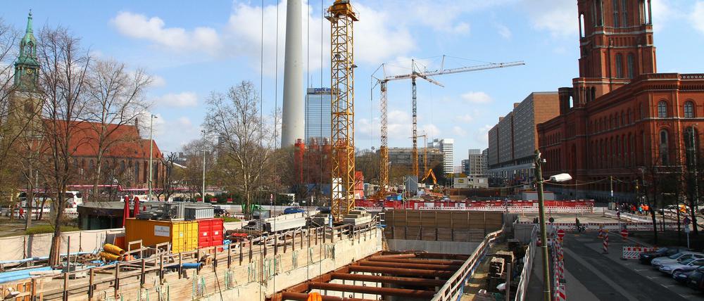 Unten durch. Der Bohrer „Bärlinde“ fräst sich seit dieser Woche wieder durch den Untergrund von Mitte, hier entsteht die neue U-Bahnlinie. Am Roten Rathaus wird gerade eine neue Station errichtet, die allerdings „Berliner Rathaus“ heißen soll.