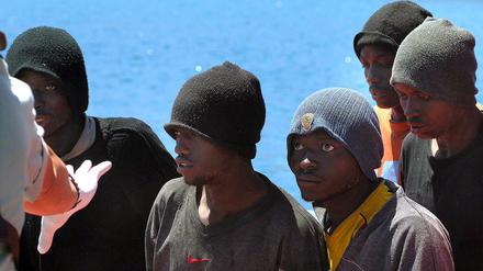 Eine Gruppe von Flüchtlingen erreicht nach der Überfahrt per Boot die Küste von Fuerteventura (Kanarische Insel). (Archivbild)