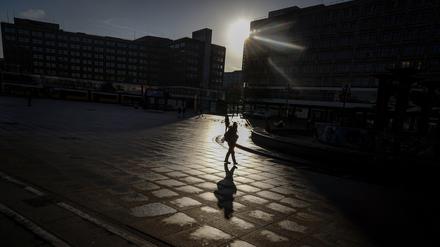 Bei Licht. Berlin, Alexanderplatz, im Dezember.