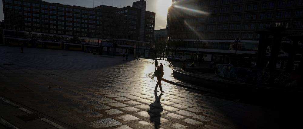 Bei Licht. Berlin, Alexanderplatz, im Dezember. 