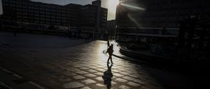 Bei Licht. Berlin, Alexanderplatz, im Dezember. 