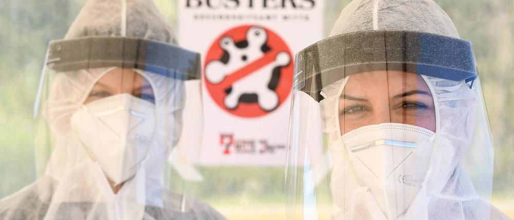 Maske, Schutzanzug und Visier - aus Schutz vor dem Coronavirus