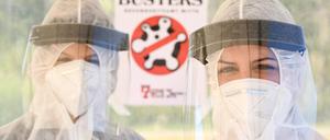 Maske, Schutzanzug und Visier - aus Schutz vor dem Coronavirus