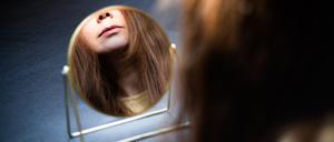 Bin ich interessant genug? Das fragen sich Menschen mit Sozialphobien, wenn sie auf eine Party eingeladen sind.