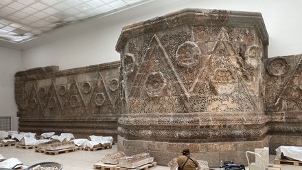 Die Mschatta-Fassade ist das größte Exponat des Museums für Islamische Kunst. Jetzt wird sie ausführlich restauriert. Die Fassade stammt vom Palast Qasr al-Mshatta im heutigen Jordanien. Dieser gehörte zu einer Kette von über 30 Wüstenschlössern, die sich über Syrien, Irak und Saudi-Arabien erstrecken.