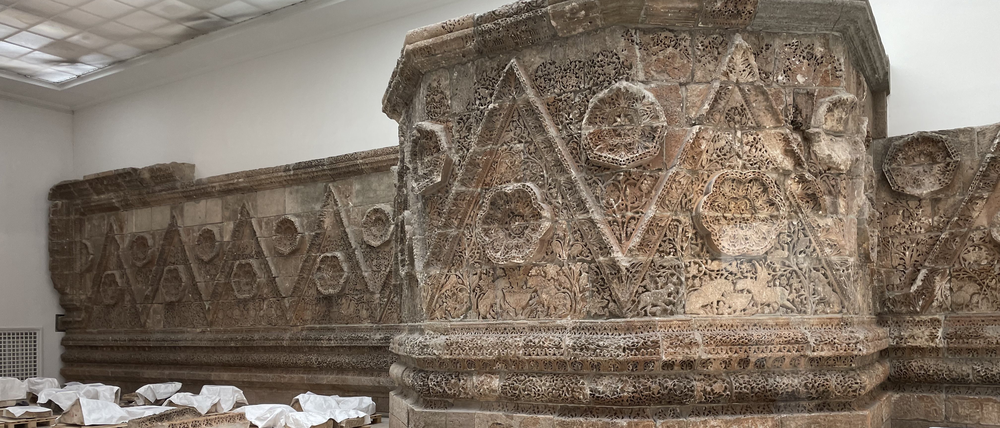 Die Mschatta-Fassade ist das größte Exponat des Museums für Islamische Kunst. Jetzt wird sie ausführlich restauriert. Die Fassade stammt vom Palast Qasr al-Mshatta im heutigen Jordanien. Dieser gehörte zu einer Kette von über 30 Wüstenschlössern, die sich über Syrien, Irak und Saudi-Arabien erstrecken.
