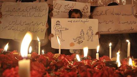 Die Menschen in Peschawar, in Pakistan und in der ganzen Region trauern nach dem Massaker in der Schule mit 141 Toten. 