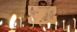 Die Menschen in Peschawar, in Pakistan und in der ganzen Region trauern nach dem Massaker in der Schule mit 141 Toten. 