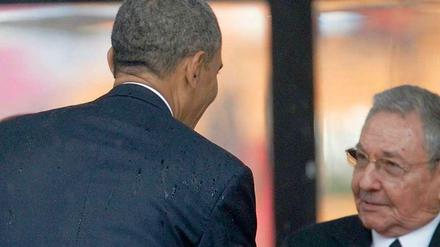 Während der Beerdigung des ehemaligen Staatschefs von Südafrika, Nelson Mandela, gaben sich US-Präsident Barack Obama (links) und Raúl Castro im Dezember 2013 die Hand.