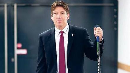 Krawatte und Kelle. Gestern stellte sich Uwe Krupp als neuer Trainer der Eisbären vor. Der frühere Defensivspezialist will das offensive Eishockey der Berliner pflegen.