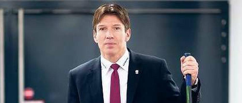 Krawatte und Kelle. Gestern stellte sich Uwe Krupp als neuer Trainer der Eisbären vor. Der frühere Defensivspezialist will das offensive Eishockey der Berliner pflegen.