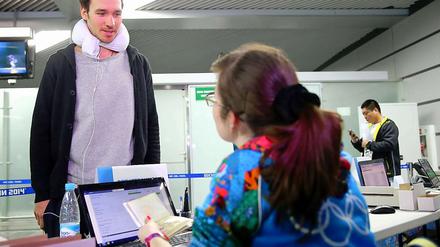 Mit Verspätung und Halskrause. Felix Neureuther checkte am Samstagabend in Sotschi ein. Eigentlich hätte er schon tags zuvor landen sollen, nach einem Autounfall auf dem Weg zum Flughafen musste er sich aber zunächst in München behandeln lassen.