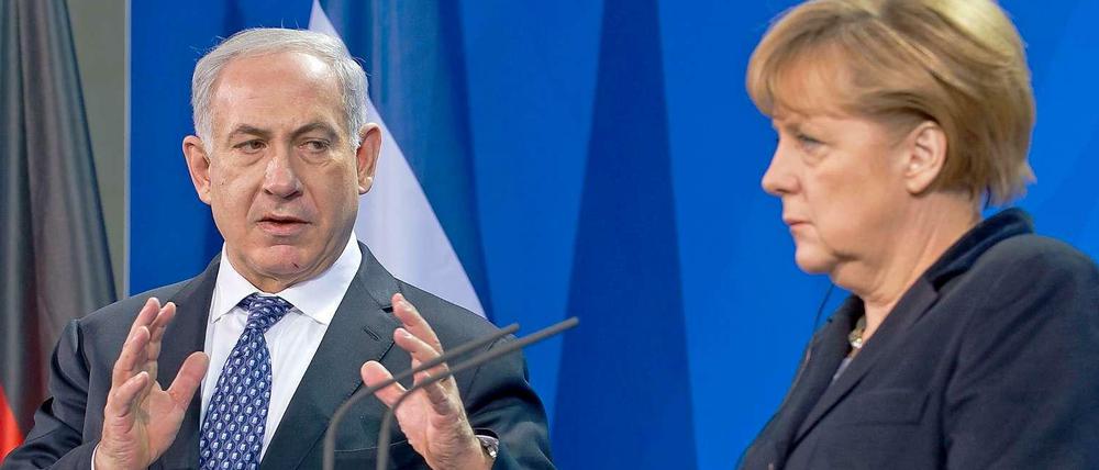 Bei ihren Treffen im Dezember 2012 war schon klar: Bundeskanzlerin Angela Merkel (CDU, r) und der israelische Ministerpräsident Benjamin Netanjahu sind sich in uneins.