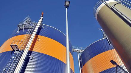 Hier gärt was. Silos der „Green Gas“ im Industriegebiet. Die Rathenower haben ihre Skepsis, was die Gasag-Fabrik betrifft, verloren. Sie kommen jetzt gern, um sich Gärreste als Gartendünger zu holen. 