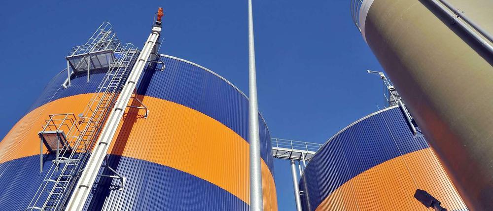 Hier gärt was. Silos der „Green Gas“ im Industriegebiet. Die Rathenower haben ihre Skepsis, was die Gasag-Fabrik betrifft, verloren. Sie kommen jetzt gern, um sich Gärreste als Gartendünger zu holen.