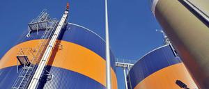 Hier gärt was. Silos der „Green Gas“ im Industriegebiet. Die Rathenower haben ihre Skepsis, was die Gasag-Fabrik betrifft, verloren. Sie kommen jetzt gern, um sich Gärreste als Gartendünger zu holen.