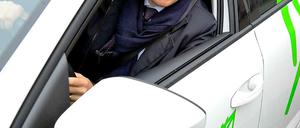 Umweltfreundlich unterwegs: Timm Kehler in einem Erdgas betriebenen Skoda. Er arbeitet für die Agentur „Erdgas mobil“. 