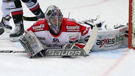 Nur kurz am Boden. Mathias Niederberger sicherte den Eisbären mal wieder einen Auswärtssieg.