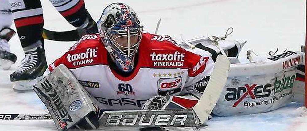 Nur kurz am Boden. Mathias Niederberger sicherte den Eisbären mal wieder einen Auswärtssieg.