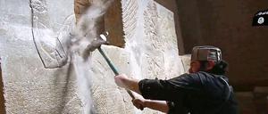 Bilder wie dieses von der Zerstörung antiker assyrischer Kunstschätze könnten demnächst auch im Fernsehkanal des Islamischen Staates gezeigt werden. 