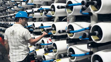 Wasserfabrik. In großen Anlagen wird das Salz abgetrennt, meist über das Prinzip der Umkehrosmose (die Aufnahme entstand in Israel). Das Verfahren ist jedoch sehr energieintensiv. 