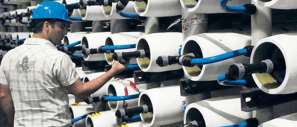 Wasserfabrik. In großen Anlagen wird das Salz abgetrennt, meist über das Prinzip der Umkehrosmose (die Aufnahme entstand in Israel). Das Verfahren ist jedoch sehr energieintensiv.